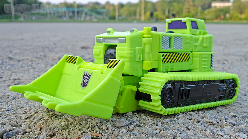 Illustration for article titled The Colossal New Transformers Devastator Is Better than the Original